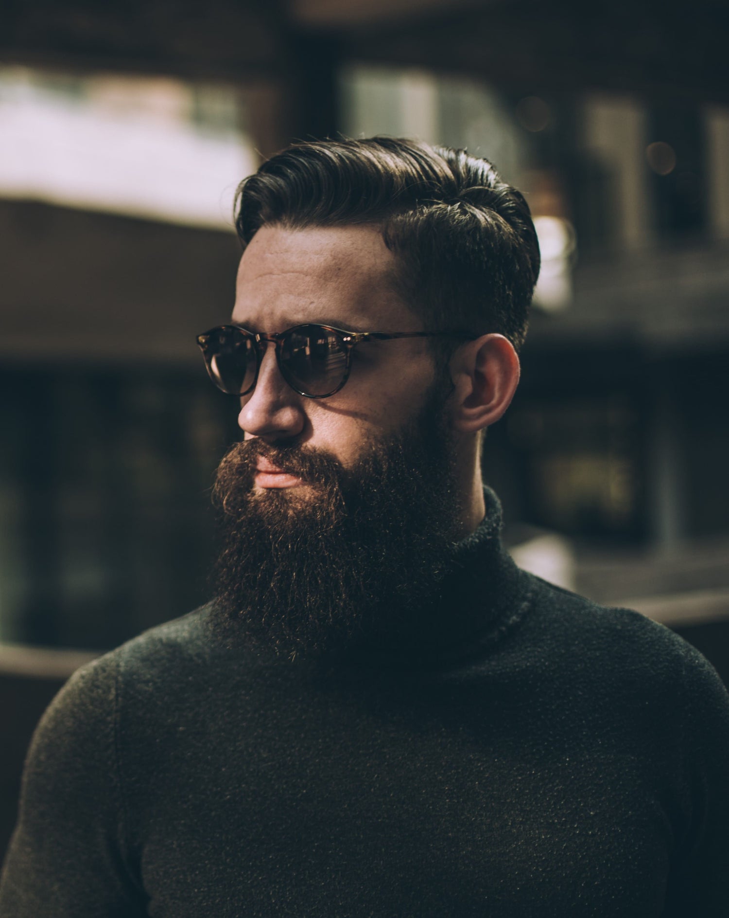 raph for men Model guckt zur Seite und repräsentiert einen gepflegten Mann.